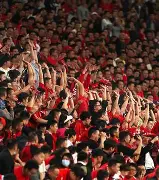 球场上的较量,胜负之间无法预测什么意思